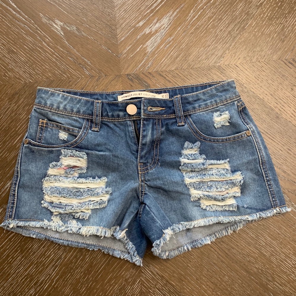 Romeo and Juliet Couture blue denim jean shorts 3” Size 25
